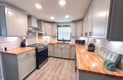 Seminole House | Sky Shower, Ping Pong Table, King Beds and 65inch TV Theatre