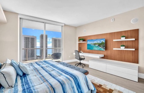 Hallandale Beach House | Skyline Penthouse Private Balcony & Ocean Views