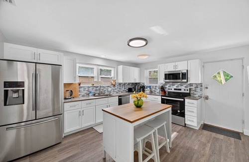 Sarasota House | Sleeps 12 ~Sparkling Pool Home~ 1 block to Gulf Beaches. 4 bdrm 3 bath. Lido Key
