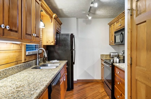 Gatlinburg Cabin | Smokies Spring & Summer Break: Arcade, Hot-Tub, BBQ, Movies, Gatlinburg