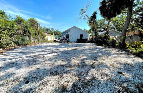 Bradenton House | Snowbird special! Monthly discount… 10 miles from the beach!