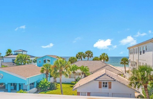 Redington Shores Hotel | SPACIOUS 2 BDR BEACH RETREAT-STEPS FROM THE BEACH-FAMILY FRIENDLY-SLEEPS 5