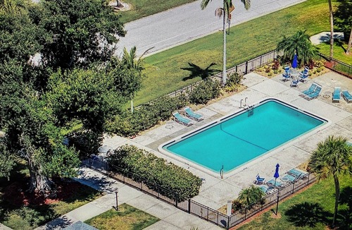 Braden River Condo | Spacious 2nd floor 2-bedroom condo in beautiful Palm Aire CC, Sarasota, FL