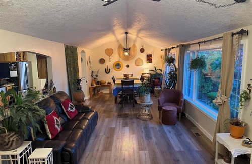 Western House | Spacious 5-bedroom house in beautiful Eugene, AC, hot tub, sauna, large backyard