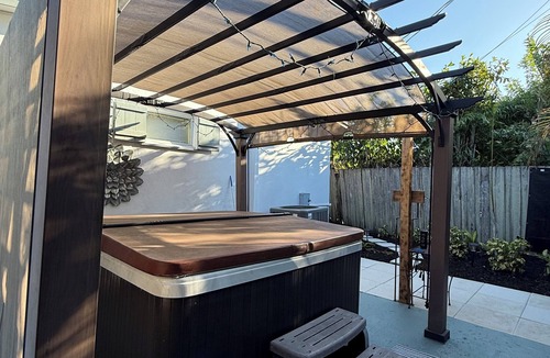 Wilton Manors Apartment | Spacious Apartment and HOT TUB in the heart of WIlton Manors