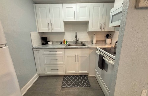 Bonita Shores Cottage | Spacious Cottage 1.5 Mi To Beach Kitchen W&D King Bed Dock On The Imperial River