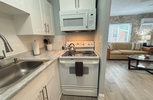 Bonita Shores Cottage | Spacious Cottage 1.5 Mi To Beach Kitchen W&D King Bed Dock On The Imperial River