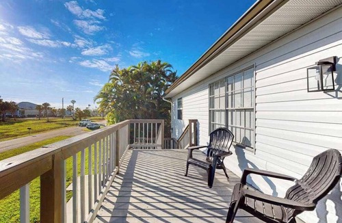 Charlotte Park House | Spacious, Dog-Friendly Retreat with Balcony & Work Space
