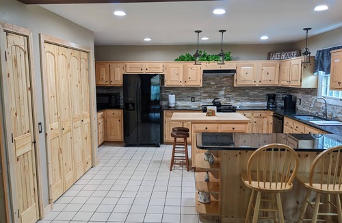 Seneca House | Spacious Lake Hartwell home with cozy cabin appeal, 15 mins to Clemson Free WiFi