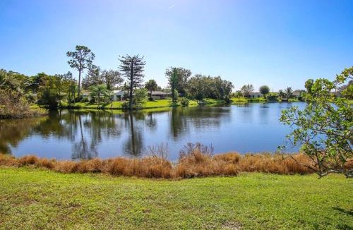 North Fort Myers House | Spacious lakefront pool home in North Fort Myers - Horizon Oasis