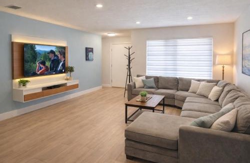 South Venice House | Spacious Upadated 2 King Beds Pets Welcome With Large Private and Fenced Yard Minutes to Beaches