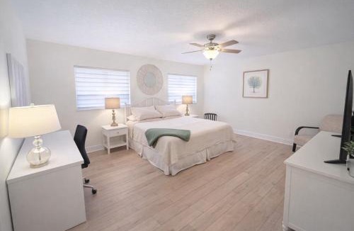 South Venice House | Spacious Upadated 2 King Beds Pets Welcome With Large Private and Fenced Yard Minutes to Beaches