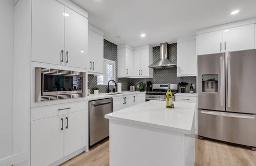 Killarney House | Stampede | 4BR Home | Main Floor King | 2 Kitchens | Garage | Sleeps 8 | Yard