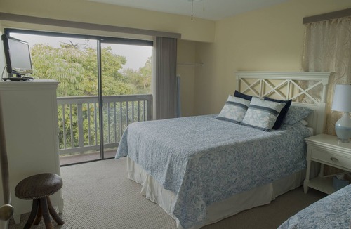 Siesta Key Condo | Steps to 2025 #1 rated Beach in USA Spacious2+2Condo,pool,garageTranquil Setting