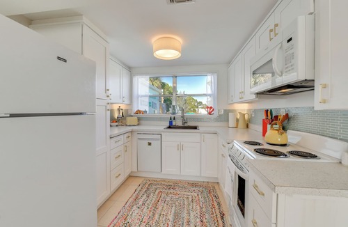 Englewood House | Steps to Dtwn & Bay! Snowbird Escape in Englewood