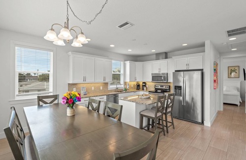 Sarasota House | Steps to Lido Beach & St. Armand’s | Stylish 2BR + Game Lounge w/TVs, Ping-Pong & More!