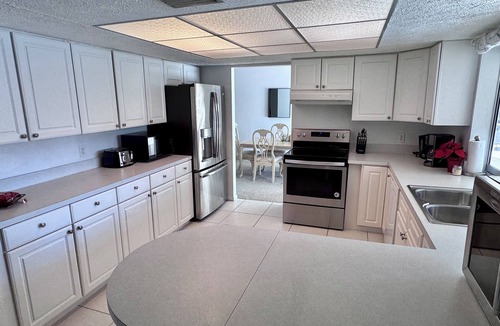 Yacht Club Villa | Stunning coastal villa minutes to beach. Yacht Club area with 2 kayaks & bikes.
