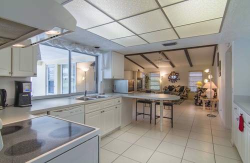 Yacht Club Villa | Stunning coastal villa minutes to beach. Yacht Club area with 2 kayaks & bikes.