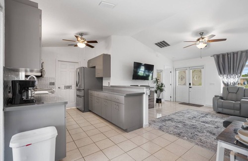 Warm Mineral Springs House | Stylish 1BD Getaway steps to Warm Mineral Springs