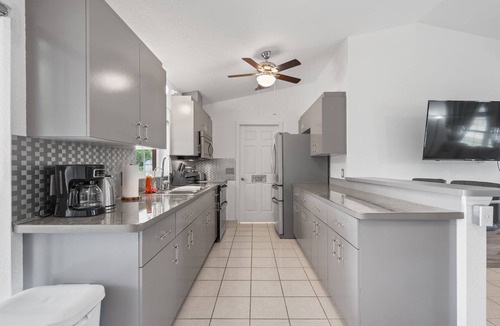 Warm Mineral Springs House | Stylish 1BD Getaway steps to Warm Mineral Springs