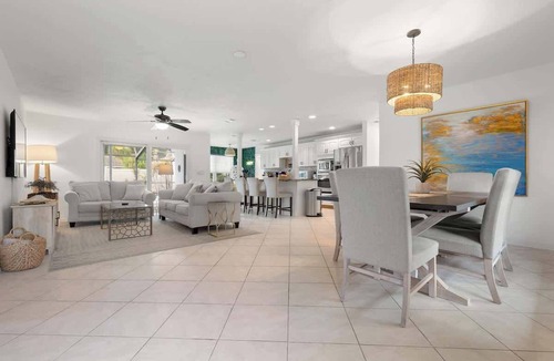Pine Lakes House | Stylish Home near Beaches - Heated Pool - Oasis