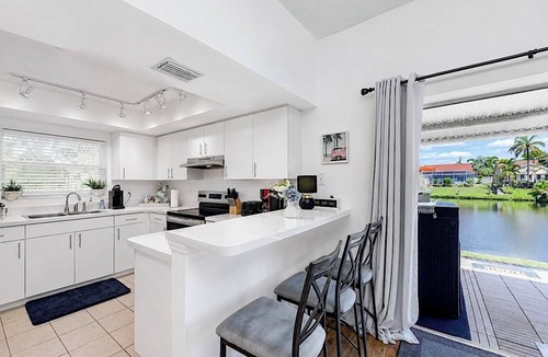 Bradenton House | Stylish Lake View House: Minutes to Beaches & IMG, Pet-friendly