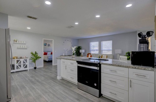 Fruitville House | Stylish Nomad Nest: Workspace | Patio | Sarasota