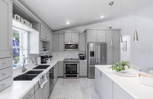 Pelican House | Summer Retreat Modern 3BR + Den Sparkling Private Pool!