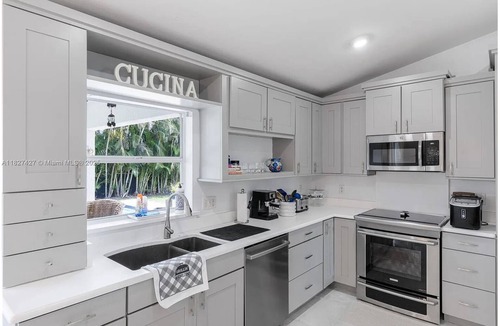 Pelican House | Summer Retreat Modern 3BR + Den Sparkling Private Pool!