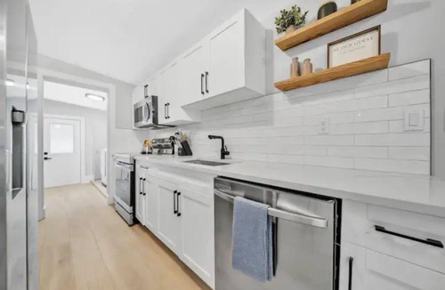 East Naples Cottage | SUMMER SAVINGS! New pool 2 miles to Beach-5th Ave, 2 King Beds, Bikes