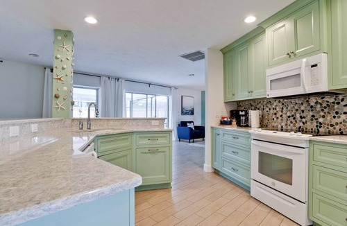 Bradenton House | Summer Special! !Only 4 miles to AMI! Huge Pool! NEW Hot Tub!