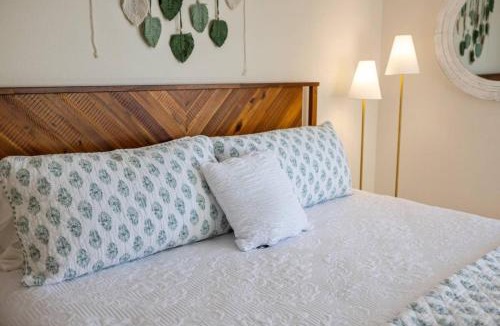 South Venice House | Summer Vacation 10 mins to Beaches Private heated Pool king beds