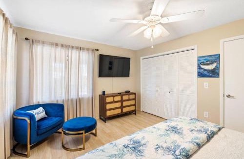 South Venice House | Summer Vacation 10 mins to Beaches Private heated Pool king beds