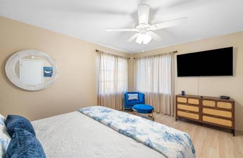 South Venice House | Summer Vacation 10 mins to Beaches Private heated Pool king beds