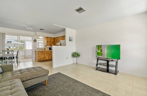 Warm Mineral Springs House | Sunny 1BR Escape Steps to the Warm Mineral Springs