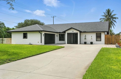 Willoughby Acres House | Sunny Pool Retreat, Pet-Friendly Near Beaches