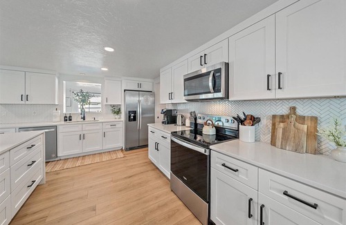Gulf Gate Estates House | Sunny Shores Retreat | Private Yard + Sunroom!