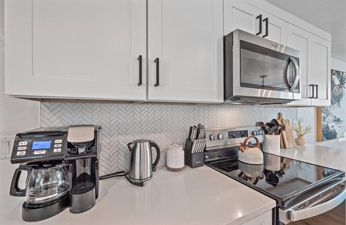 Gulf Gate Estates House | Sunny Shores Retreat | Private Yard + Sunroom!