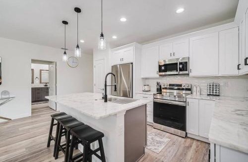 Oakland Hills Villa | SW Florida Luxury Modern Retreat, King Bed Suite , Close to Beaches/Golfing/Fishing/Air Ports , 2023 Built