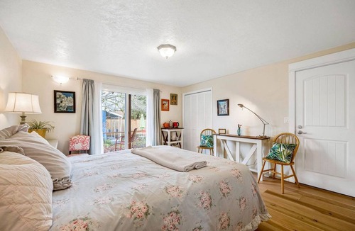 Springfield Apartment | Sweet Dreams Private Entrance, 5 blocks, Walk/Ride to River