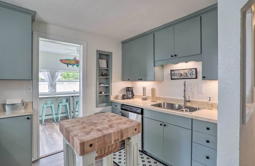 Safety Harbor Cottage | Tampa Bay Area Cottage w/Gas Grill & Fire Pit!