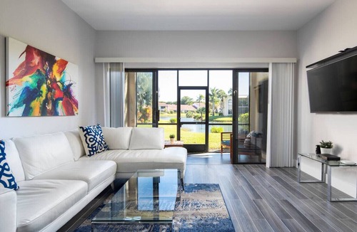 Central Naples Condo | Tennis/Pickleball Hot Tub Pool 5m-Beach & Dwntwn