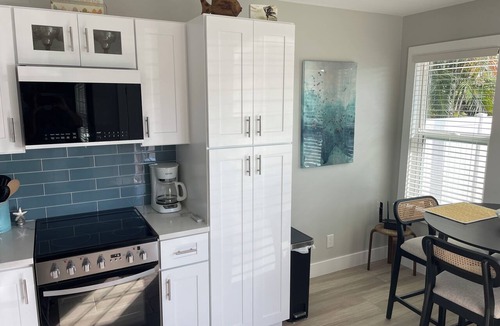 Englewood Cottage | The Beach House. Lemon Bay Waterfront, Heated Pool, Deck, Tiki Hut, Beach 5 min.