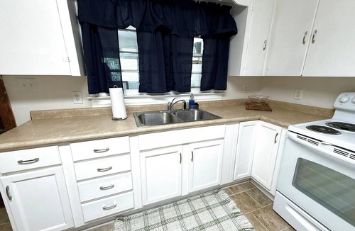 Southern Shops House | The Blueberry - 2 Bed/1 Bath/3 Acre House - 2 mins from I-26/I-85 - Pet Friendly
