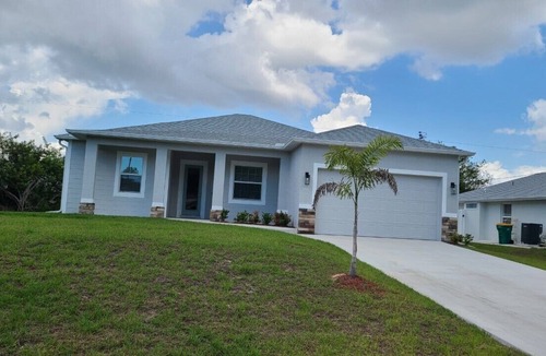 Englewood East House | The Carnegie House 3 bed, 2 bath w/Heated Saltwater Pool, sleeps 8.