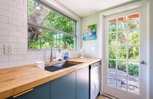 Bayou Oaks Cottage | The Flamingo House - Sarasota