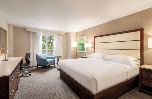 Park Shore Hotel | The Getaway You’ve Been Looking For! Outdoor Swimming Pool, Free Parking!