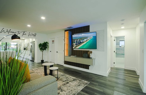 Tamiami House | The Grand World Mansion/9 Bed rooms/Game Room/Htd Pool/Pickleball/Mini Golf/BBQ