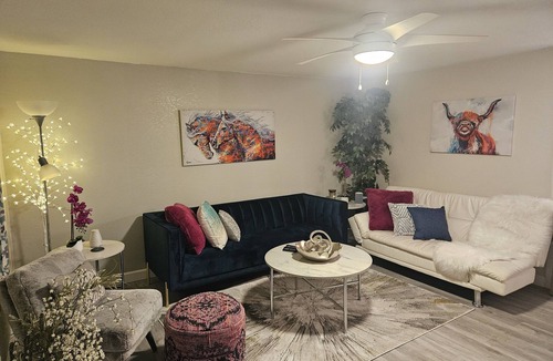 Port Charlotte House | The Happy Place! Hot tub! Life-size chess! 7min to Port Charlotte Beach!