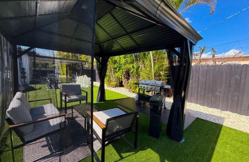 Flagami Villa | The LuxeLanding MIA- Swimming pool, Oasis Lounge, Mini Golf, BBQ and Hibachi Grill , and Outdoor Games